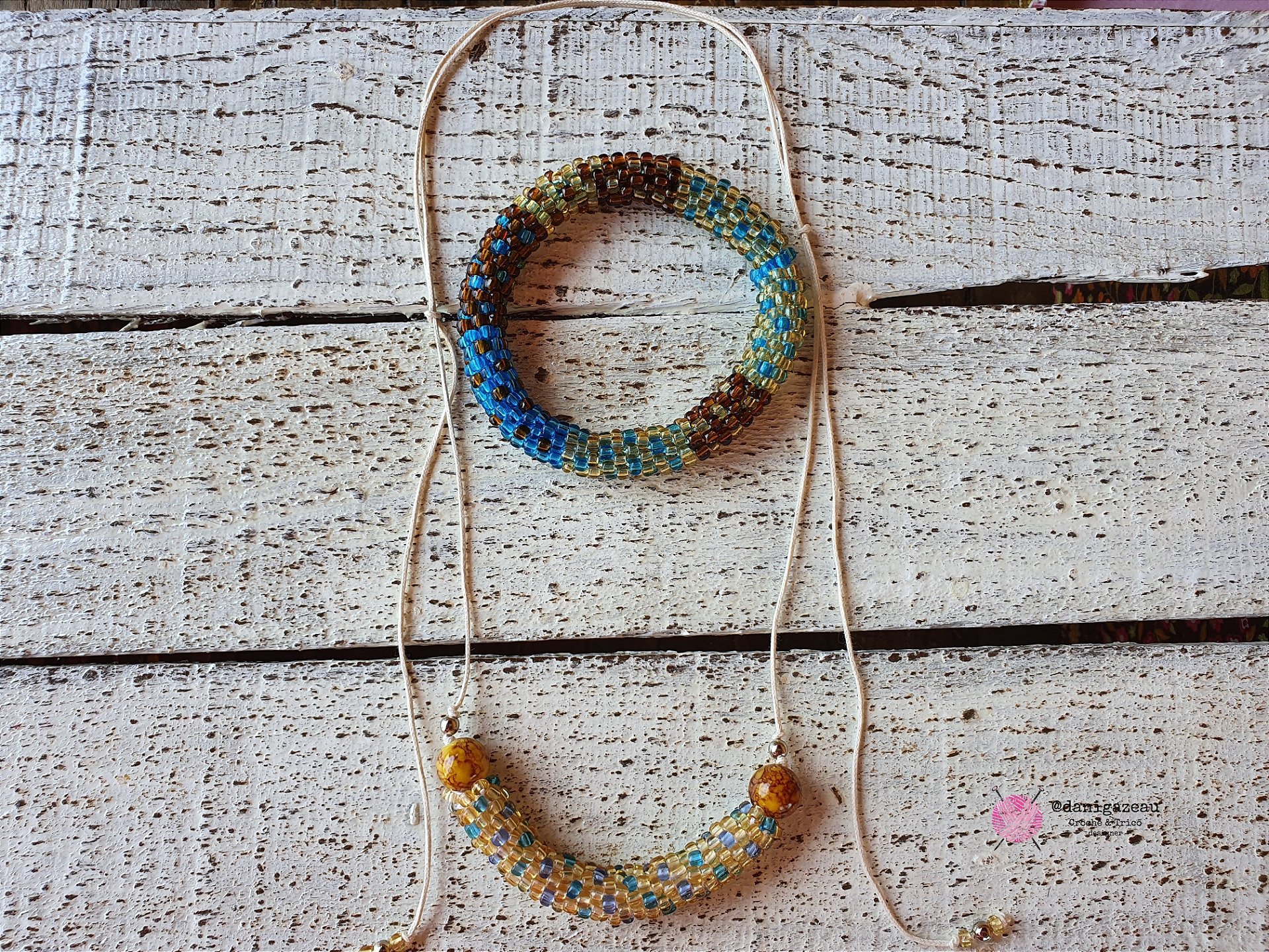 Colar de croche micangas pontos azuis 4